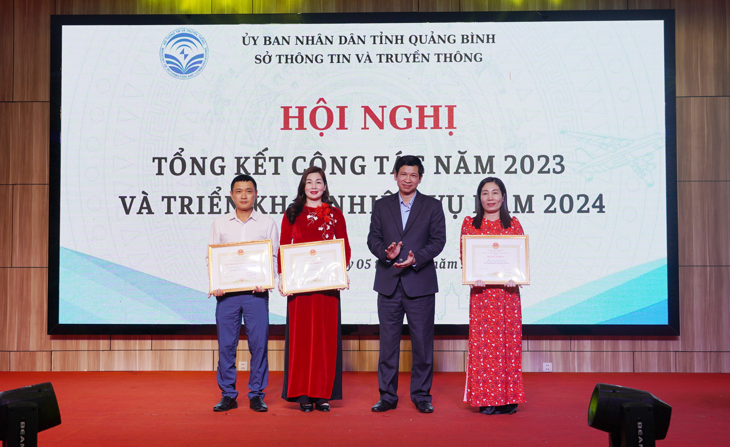  Đồng chí Phó Chủ tịch UBND tỉnh Hồ An Phong trao danh hiệu Tập thể lao động xuất sắc và Bằng khen của Chủ tịch UBND tỉnh cho các tập thể và cá nhân của ngành TT-TT.