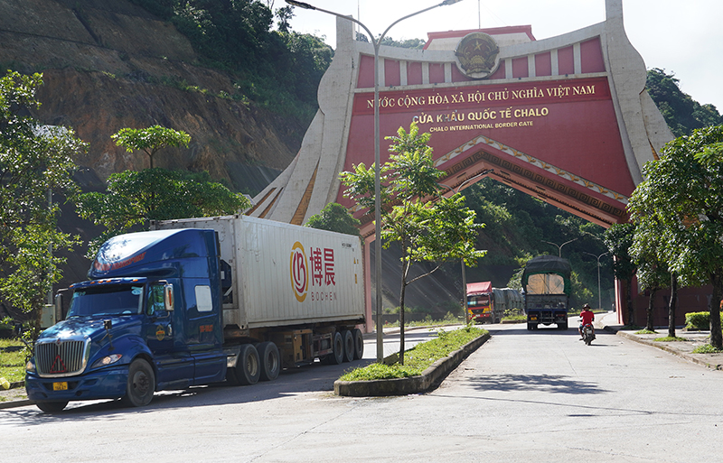 Phương tiện qua lại cửa khẩu quốc tế Cha Lo.