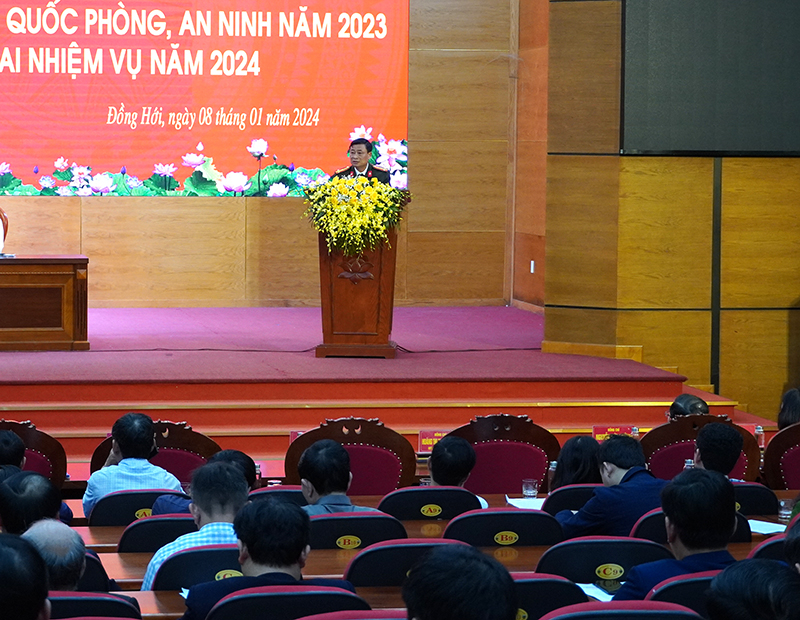 Đại diện lãnh đạo Công an tỉnh phát biểu tại hội nghị.