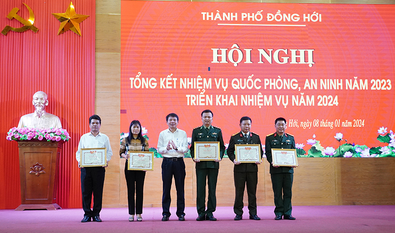Đồng chí Chủ tịch UBND thành phố Hoàng Ngọc Đan trao giấy khen cho các tập thể. 