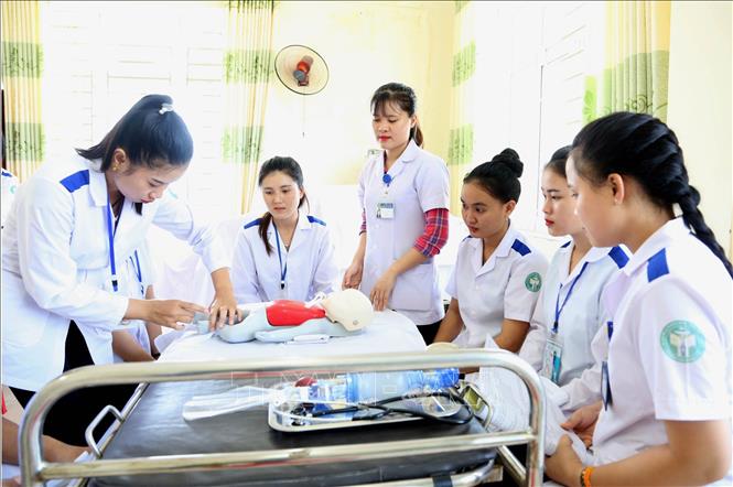Giờ học tại Phòng thực hành Sản và hướng dẫn quy trình kỹ thuật chăm sóc trẻ sơ sinh ngày sau đẻ của Trường Cao đẳng Y tế Hà Tĩnh. Ảnh tư liệu: Anh Tuấn/TTXVN