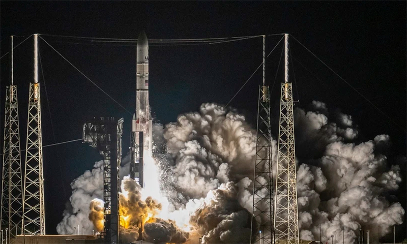 Tên lửa Vulcan Centau mang theo tàu đổ bộ Peregrine rời bệ phóng tại Trạm Vũ trụ ở mũi Canaveral, bang Florida, Mỹ ngày 8/1/2024. (Ảnh: AFP/TTXVN)
