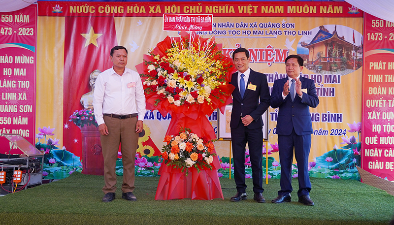 Lãnh đạo thị xã Ba Đồn tặng hoa chúc mừng.