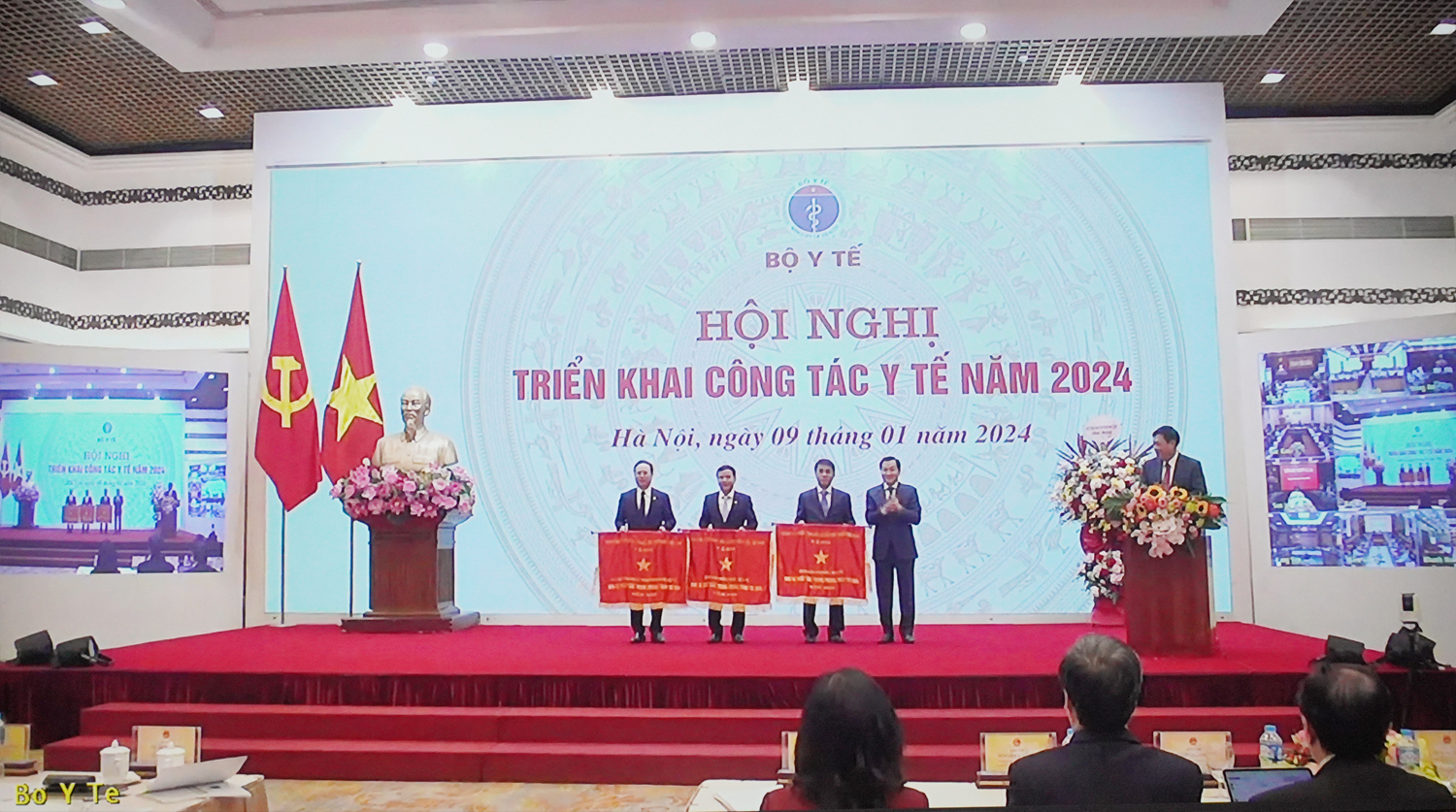 Phó Thủ tướng Lê Minh Khái trao Cờ thi đua Chính phủ cho 3 bệnh viện: Chợ Rẫy, Thống Nhất, Răng hàm mặt Trung ương Hà Nội vì đã có thành tích xuất sắc toàn diện trong công tác dẫn đầu phong trào thi đua yêu nước.