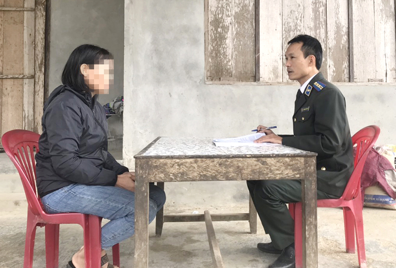 Chấp hành viên Chi cục THADS huyện Tuyên Hóa vận động, thuyết phục đương sự tự nguyện thi hành án.