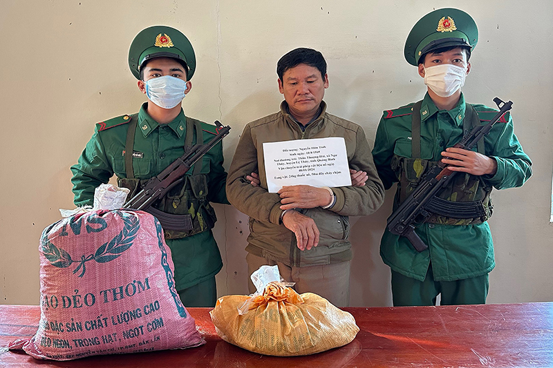 Đối tượng Nguyễn Hữu Tỉnh và tang vật vi phạm.
