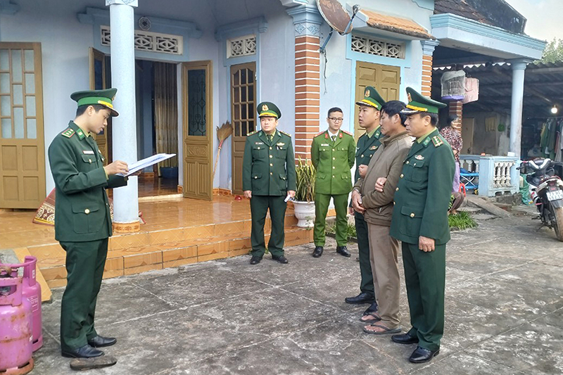 Đồn biên phòng Ngư Thủy và các lực lượng tiến hành khám nhà đối tượng.