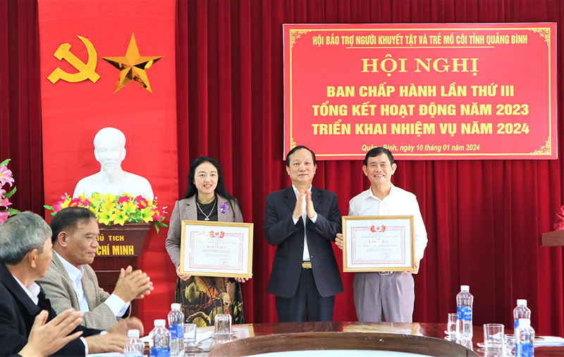 Trao Giấy khen của Hội Bảo trợ Người khuyết tật và trẻ mồ côi tỉnh cho các cá nhân có thành tích xuất sắc trong năm 2023.