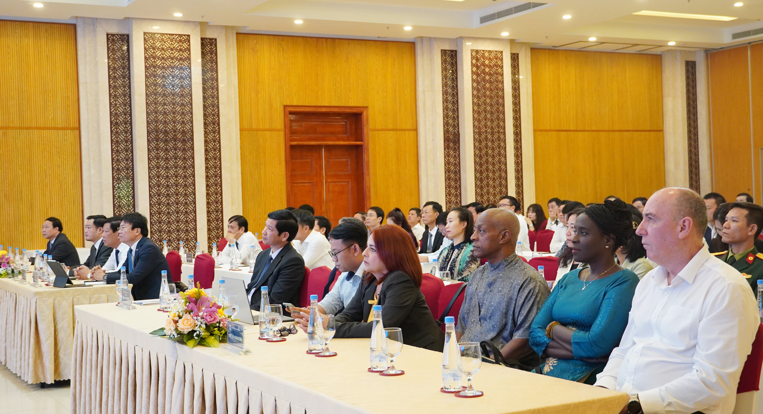 Các đại biểu tham dự hội nghị.