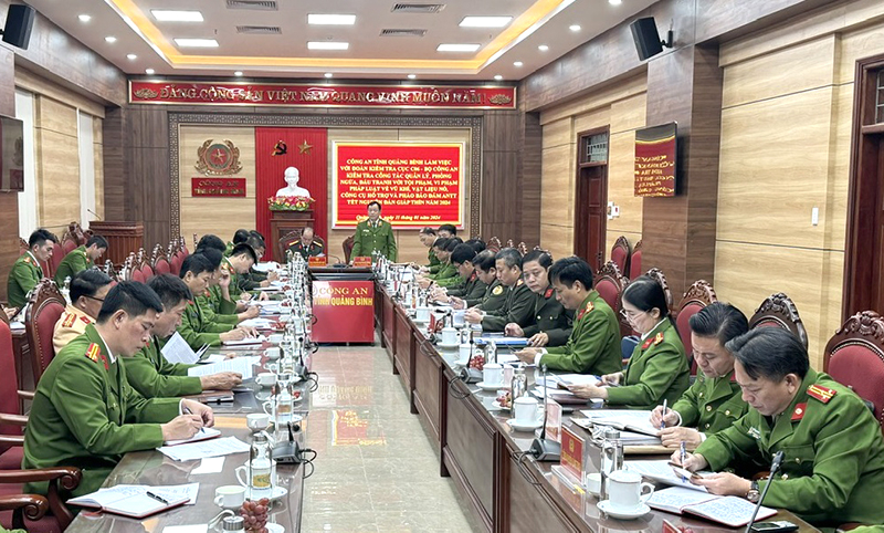Đoàn kiểm tra làm việc với Công an tỉnh.