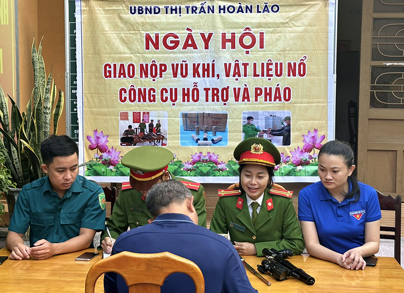 Người dân thị trấn Hoàn Lão giao nộp vũ khí tại ngày hội