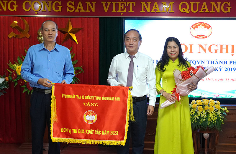 Ủy ban MTTQVN TP. Đồng Hới được nhận cờ đơn vị thi đua xuất sắc năm 2023 của Ủy ban MTTQVN tỉnh.