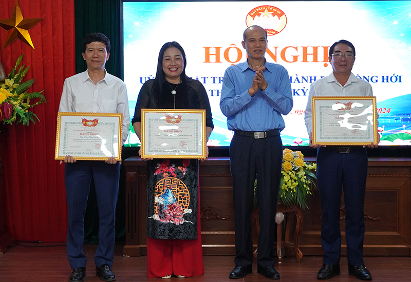 Các tập thể và cá nhân có thành tích xuất sắc trong công tác Mặt trận năm 2023 được nhận bằng khen của Ủy ban MTTQVN tỉnh.