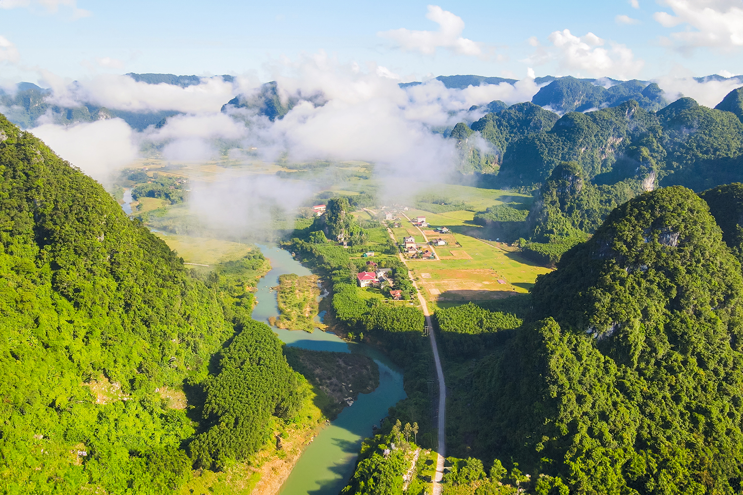 Được bao bọc giữa bốn bề núi đá, làng Tân Hóa thu hút du khách bởi cảnh sắc thiên nhiên hùng vĩ.
