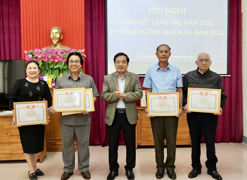 Đại diện Hội CGC tỉnh tặng giấy khen cho các tập thể, cá nhân có thành tích xuất sắc trong công tác hội năm 2023.