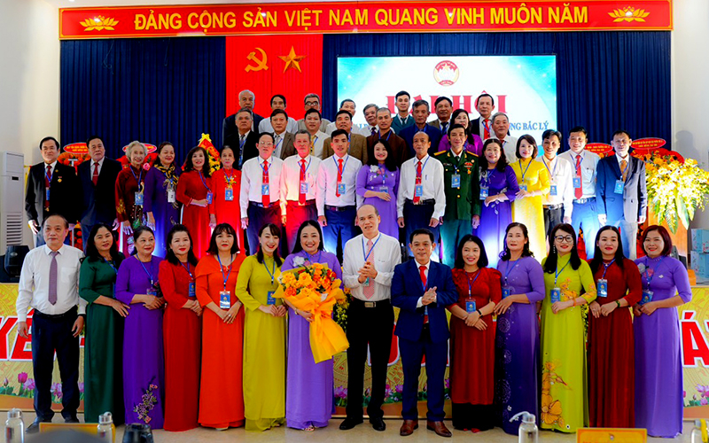 Đại diện lãnh đạo Ủy ban MTTQVN tỉnh và TP. Đồng Hới tặng hoa chúc mừng Ủy ban MTTQVN phường Bắc Lý khóa VIII. 
