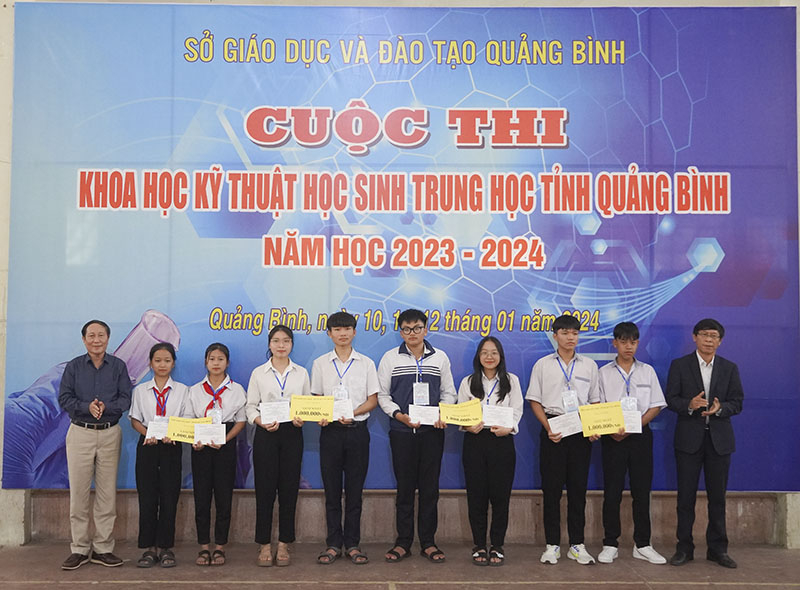 Ban tổ chức trao giấy chứng nhận cho các dự án đoạt giải nhất