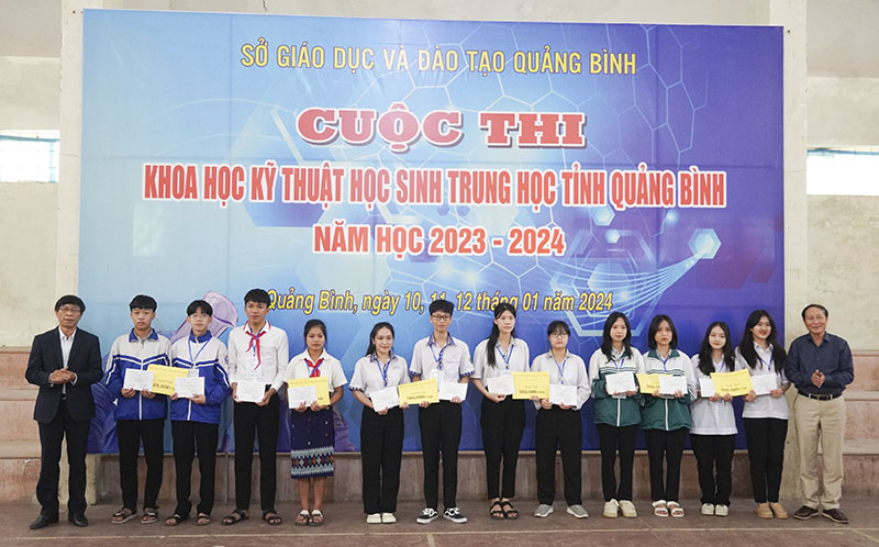 Sở GD-ĐT và Hội Khuyến học tỉnh trao giấy chứng nhận và tiền thưởng cho các dự án đoạt giải nhì