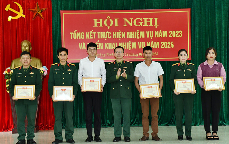 Đại diện Ban Chỉ huy Đoàn KT-QP 79 tặng bằng khen của Bộ Tư lệnh Binh đoàn 15 cho các tổ chức quần chúng hoàn thành tốt nhiệm vụ năm 2023.