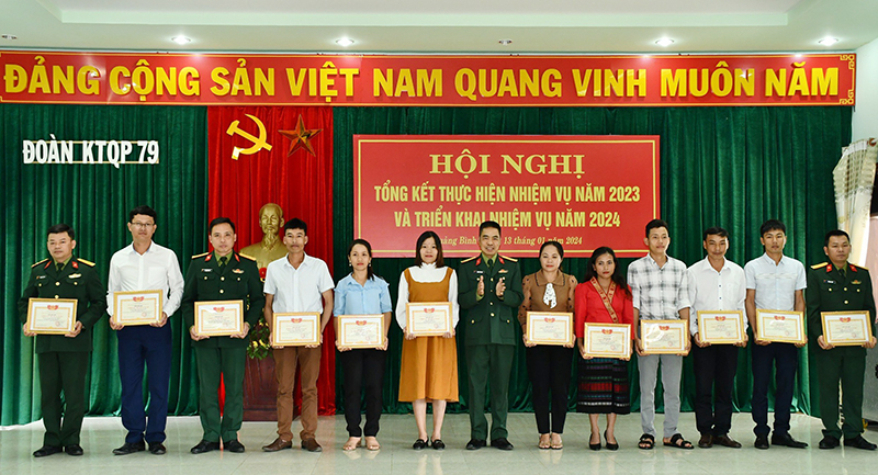 Ảnh: Đại diện Ban Chỉ huy Đoàn KT-QP 79 khen thưởng các tổ chức quần chúng hoàn thành tốt nhiệm vụ năm 2023.