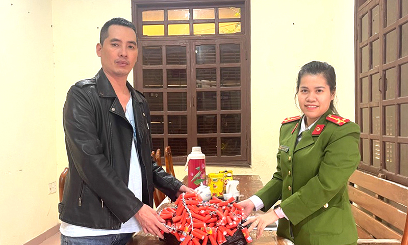 Cán bộ Công an phường Bắc Lý tiếp nhận pháo nổ do quần chúng nhân dân giao nộp.