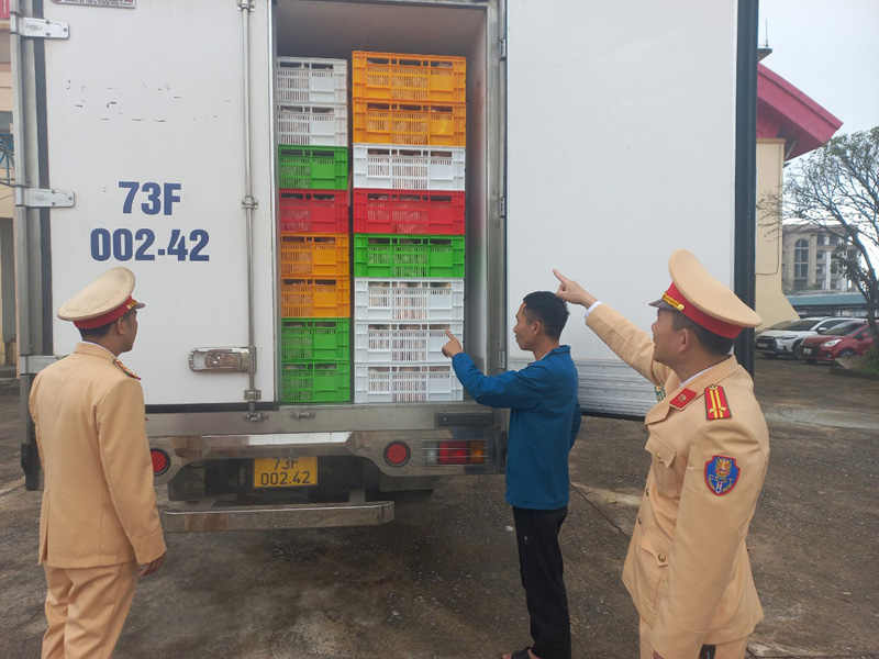 Phương tiện vận chuyển gần 4 tấn thịt gà đông lạnh không rõ nguồn gốc hợp pháp được lực lượng CSGT bàn giao cho Phòng PC03 tiếp tục xử lý.