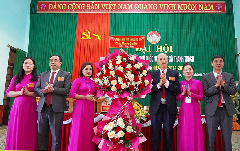Đại diện lãnh đạo Ủy ban MTTQVN tỉnh tặng hoa chúc mừng Đại hội MTTQVN xã Thanh Trạch, đơn vị được Ủy ban MTTQVN huyện Bố Trạch chọn đại hội điểm.