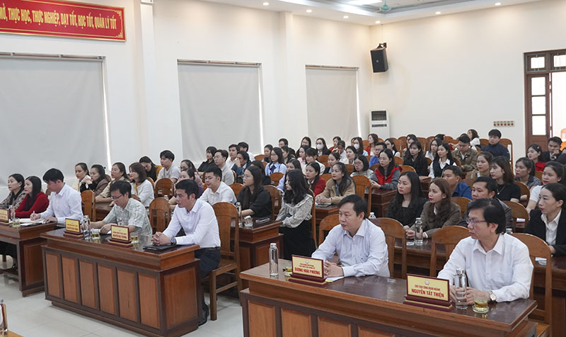Giáo viên tham dự buổi gặp mặt