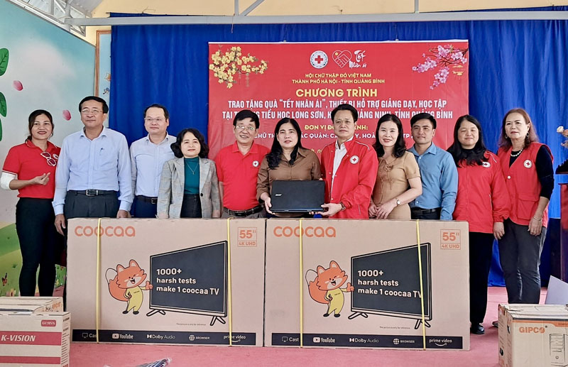 Ban tổ chức trao quà hỗ trợ cho Trường tiểu học Long Sơn.