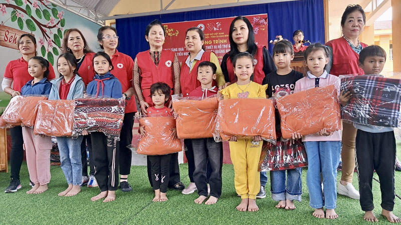 Tặng chăn ấm cho các học sinh khó khăn của trường.