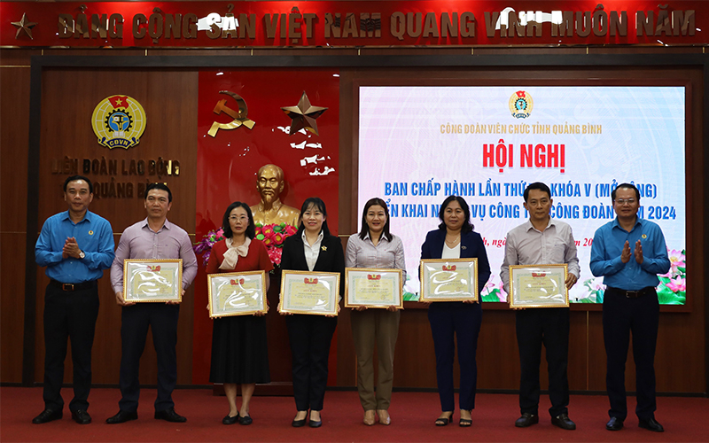    Đại diện Ban Thường vụ CĐVC tỉnh trao giấy khen cho các tập thể.