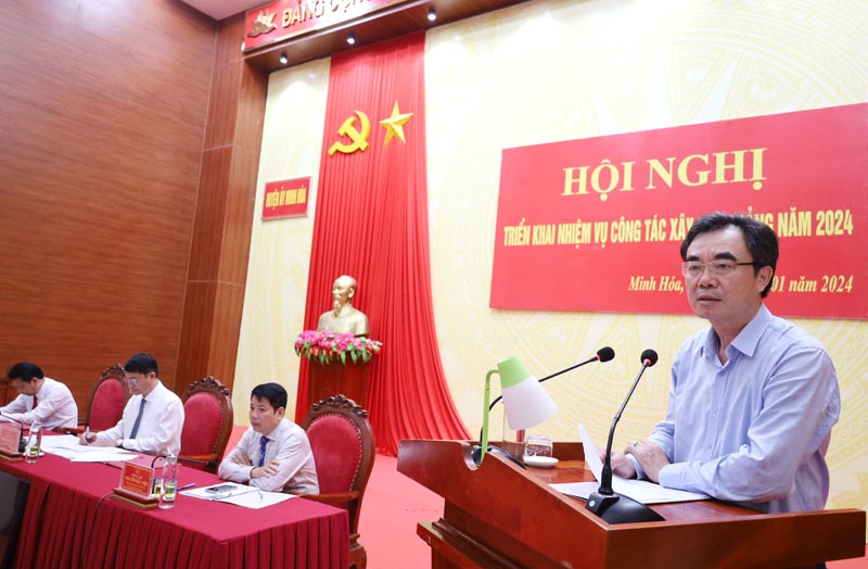 Đồng chí Trưởng ban Nội chính Tỉnh ủy Nguyễn Lương Bình phát biểu tại hội nghị.