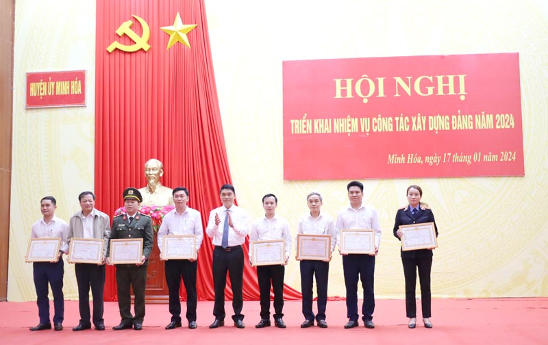 Các tập thể, cá nhân được Ban Thường vụ Huyện ủy Minh Hóa khen thưởng vì thành tích xuất sắc trong triển khai thực hiện nhiệm vụ công tác xây dựng Đảng và kiểm tra, giám sát.