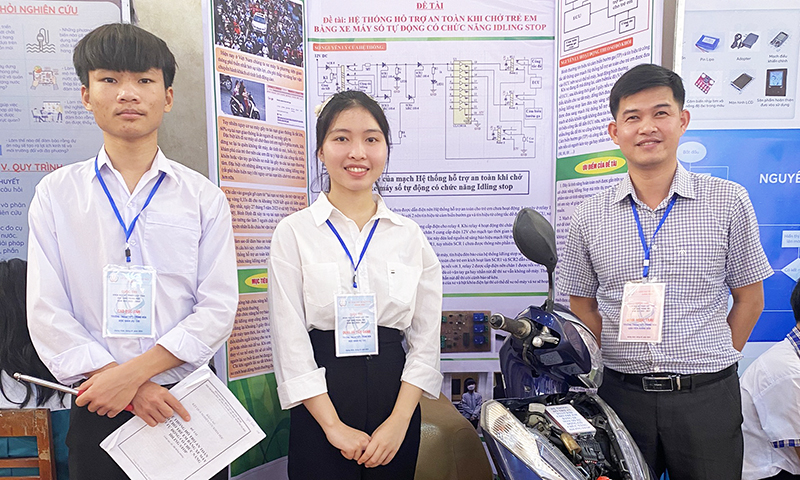 Nhóm học sinh Đinh Nữ Yến Oanh, Cao Đức Anh và thầy giáo hướng dẫn tại cuộc thi KHKT HS trung học cấp tỉnh.