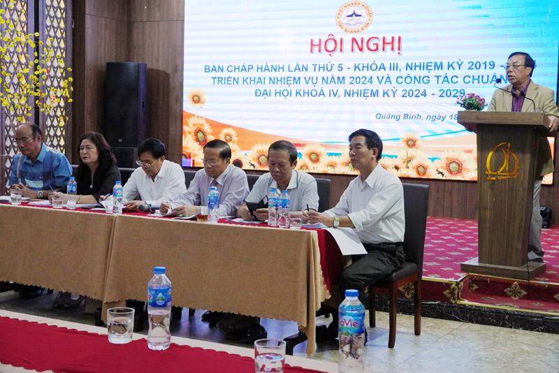 Các đại biểu thảo luận tại hội nghị.