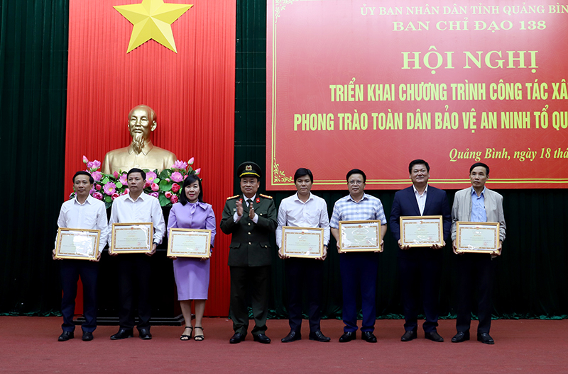 Đồng chí Đại tá Lê Văn Hóa, Phó Giám đốc Công an tỉnh trao Bằng khen của Bộ Công an cho các tập thể, cá nhân xuất sắc trong phong trào TDBVANTQ