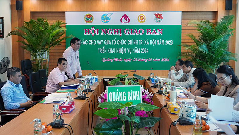 Đại diện NHCSXH tỉnh báo cáo tình hình hoạt động ủy thác cho vay qua các tổ chức chính trị-xã hội