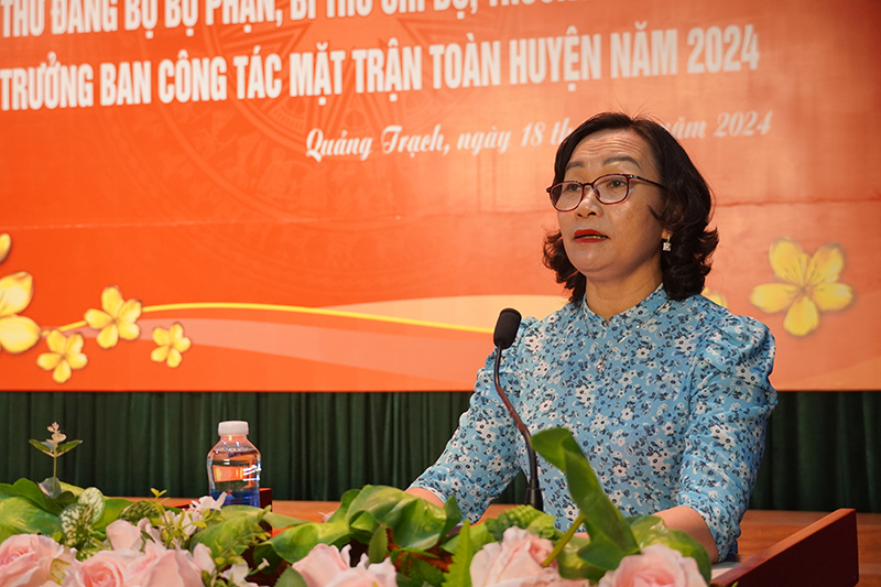 Đồng chí Vũ Thị Mai, Phó Bí thư Thường trực Huyeenjuyr Quảng Trạch thông báphát triển kinh tế-xã hội, công tác bảo đảm quốc phòng-an ninh của huyện năm 2023.o tình 