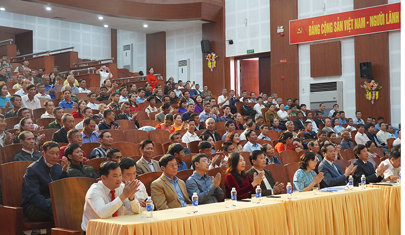 Hơn 400 đại biểu là các bí thư Đảng bộ bộ phận, bí thư chi bộ thôn, trưởng thôn, trưởng ban công tác mặt trận, trưởng chòm tham dự buổi gặp mặt.