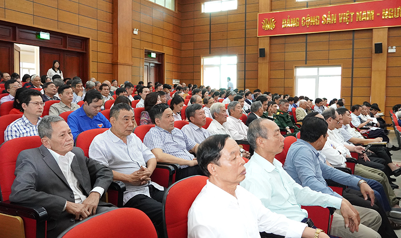 Đồng chí Lê Minh Tuyên, Phó Trưởng Ban Tuyên giáo Tỉnh ủy thông tin thời sự quốc tế.