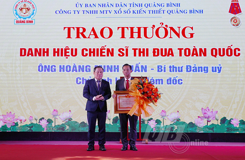 Thừa ủy quyền của Thủ tướng Chính phủ, đồng chí Bí thư Tỉnh ủy Vũ Đại Thắng trao danh hiệu Chiến sĩ thi đua toàn quốc cho ông Hoàng Minh Tuấn, Bí thư Đảng ủy, Chủ tịch kiêm Giám đốc Công ty SXKT Quảng Bình 