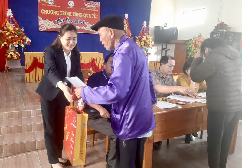 Trao tặng quà cho ngời dân khó khăn trên địa bàn huyện Bố Trạch.