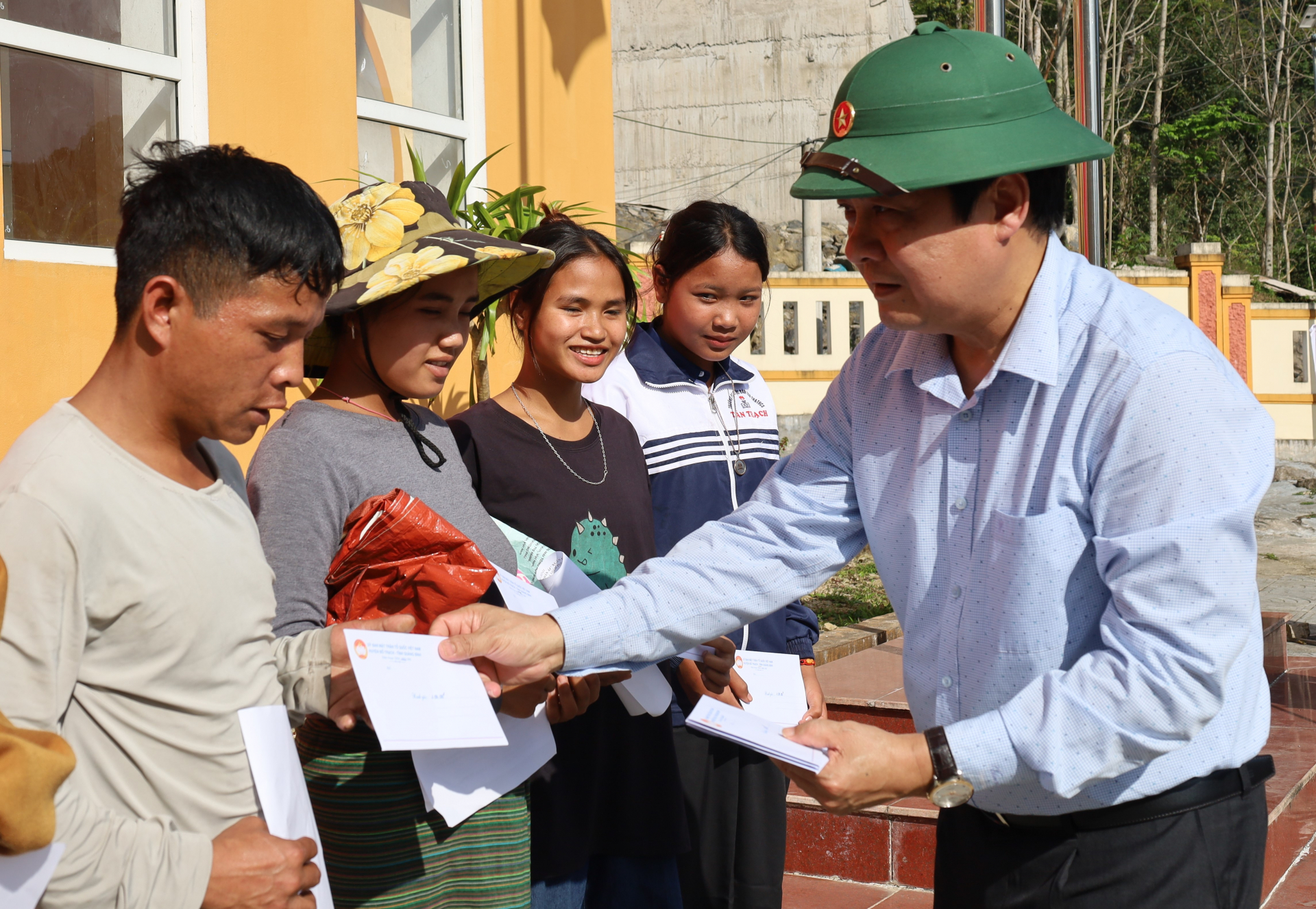 Đồng chí Bí thư Huyện ủy Bố Trạch Lê Công Toán trao quà cho hộ có hoàn cảnh khó khăn tại xã Tân Trạch.  