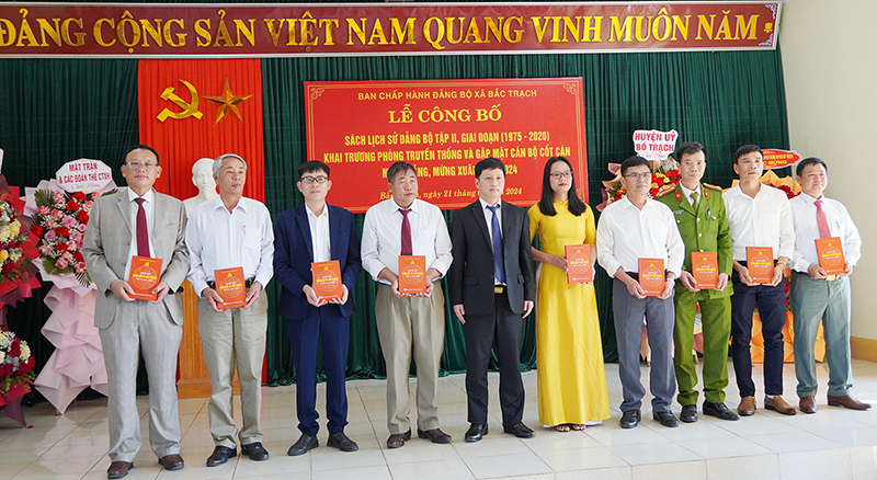 Bí thư Đảng ủy xã Bắc Trạch (Bố Trạch) tặng cuốn lịch sử Đảng bộ xã tập II cho các đồng chí trong Ban chấp hành Đảng bộ xã.