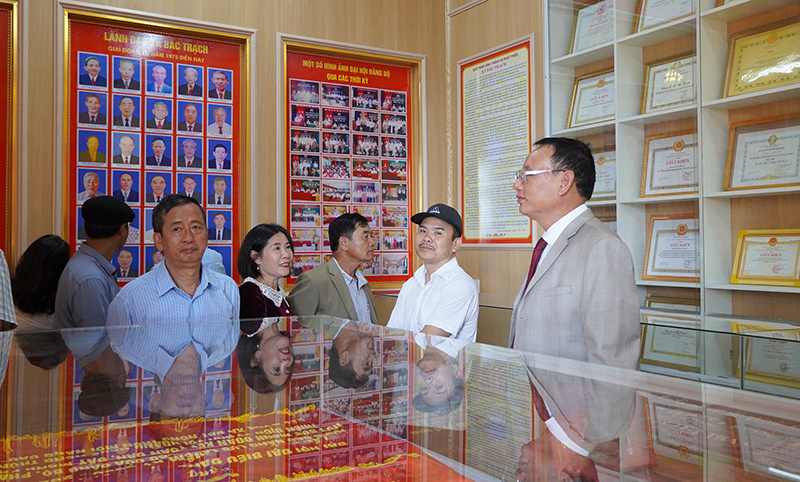 Các đại biểu tham quan phòng truyền thống Đảng bộ xã Bắc Trạch (Bố Trạch).