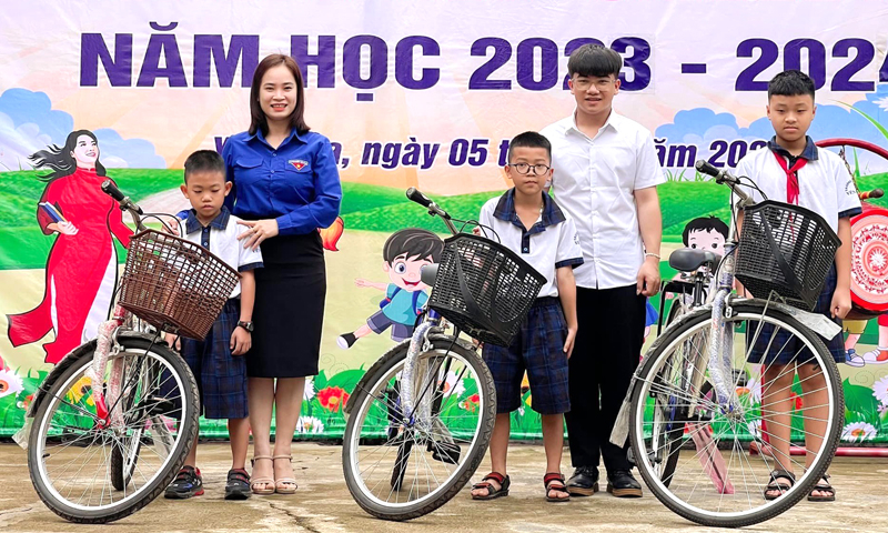 Tặng quà cho học sinh có hoàn cảnh khó khăn từ mô hình  