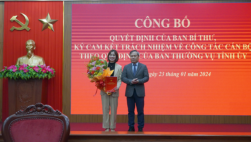 Đồng chí Bí thư Tỉnh ủy Vũ Đại Thắng trao quyết định của Ban Bí thư chỉ định tham gia Ban Chấp hành Đảng bộ tỉnh Quảng Bình nhiệm kỳ 2020-2025 đối với đồng chí Diệp Thị Minh Quyết