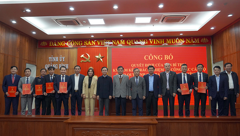 Đồng chí Bí thư Tỉnh ủy Vũ Đại Thắng và các đồng chí lãnh đạo tỉnh chụp ảnh lưu niệm cùng các cán bộ được hiệp y, bổ nhiệm