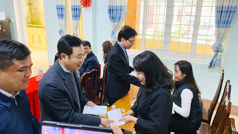 Đại diện lãnh đạo Sở GD-ĐT tặng quà cho giáo viên, nhân viên các trường học