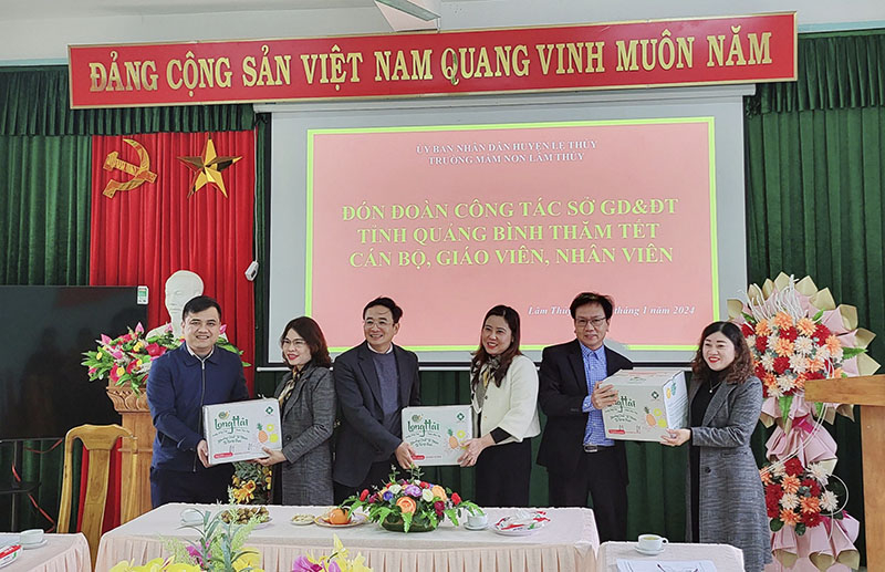 Lãnh đạo ngành GD-ĐT tặng quà cho Trường Mầm non Lâm Thủy